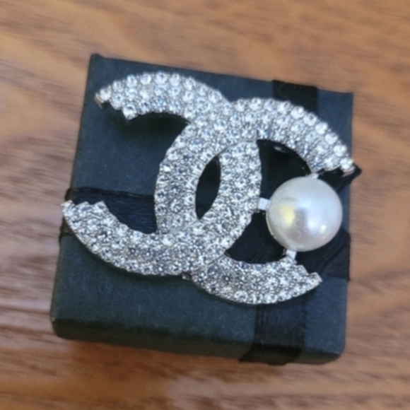 CHANEL Style Brooch - Picture 3 of 7